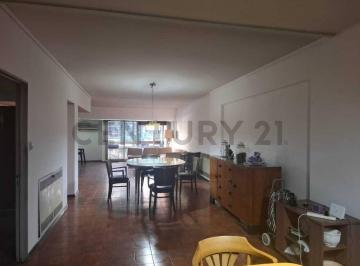 Departamento · 204m² · 4 Ambientes · 1 Cochera · Venta Semipiso en Av Carabobo