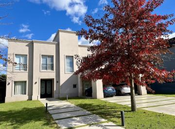 Casa · 287m² · 8 Ambientes · 6 Cocheras · Excelente Casa a La Venta en Barrio Cerrado - Pilar