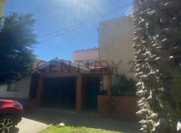 Casa · 235m² · 6 Ambientes · 1 Cochera · Casa en Venta en Tolosa