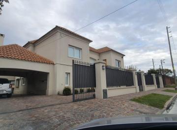 Casa · 440m² · 5 Ambientes · 1 Cochera · Casa en Venta - 4 Dorm. 6 Baños - Patio y Pileta - 780 m² - Tolosa