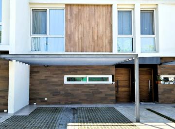 Casa · 113m² · 4 Ambientes · 2 Cocheras · Casa en Barrio Puerto Escondido