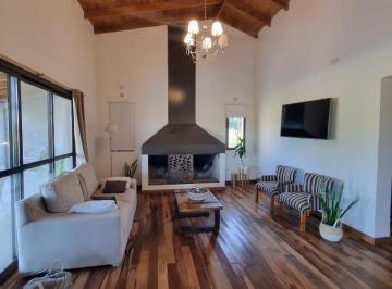 Casa · 220m² · 4 Ambientes · 1 Cochera · Casa a La Venta en Villa Dolores
