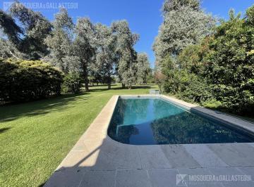 Casa · 220m² · 6 Ambientes · 6 Cocheras · Casa en Alquiler en Las Praderas de Lujan