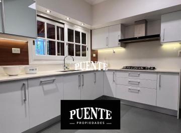 Casa · 360m² · 6 Ambientes · 3 Cocheras · Chalet de 4 Dorm., con Parque y Pileta en La Mejor Ubicación de Monte Grande