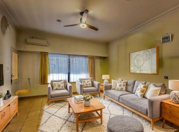 Casa · 200m² · 6 Ambientes · 2 Cocheras · Venta Casa 5 Dorm., Parque y Quincho con Parrilla en Banfield