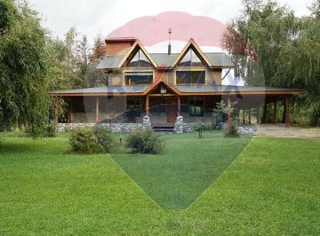 Casa · 224m² · 4 Ambientes · 2 Cocheras · Re/max Vende Casa a 50 m del Río Meliquina