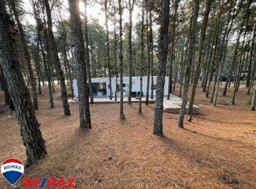Casa · 165m² · 4 Ambientes · Venta de Casa Minimalista en Barrio Bosques