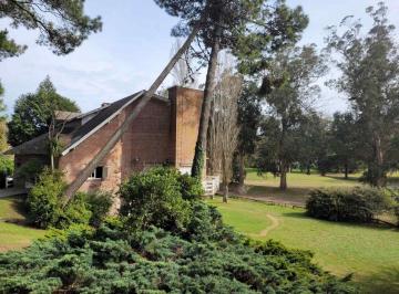 Casa · 275m² · 5 Ambientes · 4 Cocheras · Venta Casa Pinamar - Fondo Al Golf. Gas Natural