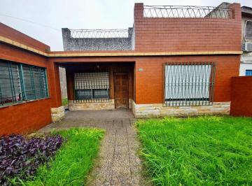 Casa · 72m² · 4 Ambientes · 1 Cochera · Venta / Permuta Casa 4 Amb Hurlingham Apto Credito