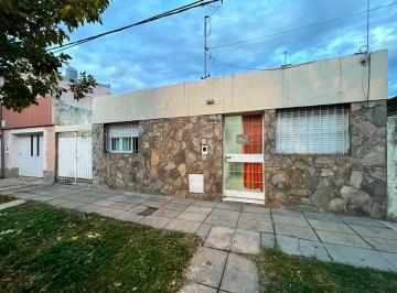 Casa · 59m² · 3 Ambientes · 1 Cochera · Se Vende Casa Al Frente Barrio Roma