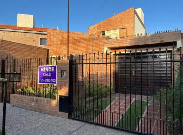 Casa · 100m² · 5 Ambientes · 1 Cochera · Apto Credito 3 Dorm. a La Venta Lomas del Suquia