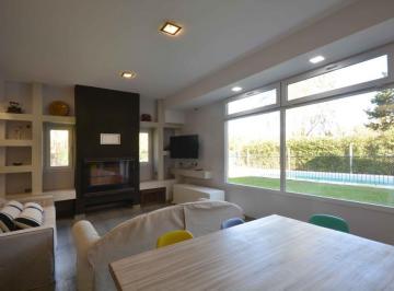 Casa · 328m² · 7 Ambientes · 1 Cochera · Casa en Venta - 5 Dorm. 5 Baños 1 Cochera - 640 m² - Malvinas Argentinas