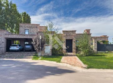 Casa · 295m² · 5 Ambientes · 2 Cocheras · Casa en Estancia Bulnes