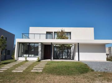 Casa · 258m² · 7 Ambientes · Casa en Venta en Costa Esmeralda, Ecuestre Al Lago