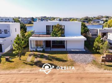 Casa · 258m² · 7 Ambientes · Casa en Venta en Costa Esmeralda, Ecuestre Al Lago