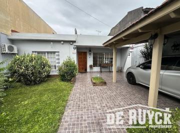 Casa · 120m² · 4 Ambientes · 1 Cochera · Casa con Quincho en Barrio San Emilio