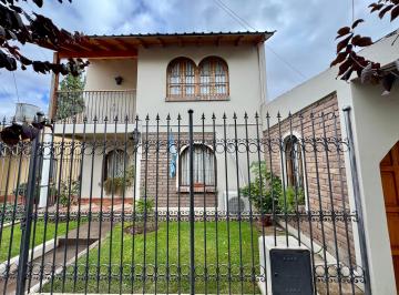 Casa de 6 ambientes, Luzuriaga · Luzuriaga