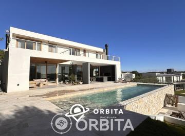 Casa · 330m² · 5 Ambientes · 6 Cocheras · Casa en Venta en Costa Esmeralda, Marítimo III