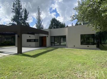 Casa · 187m² · 4 Ambientes · 1 Cochera · Venta Casa 4 Ambientes con Fondo Libre y Piscina en Miralagos - La Plata