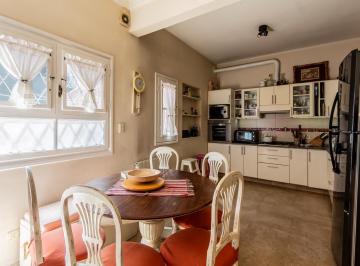 Casa · 160m² · 6 Ambientes · 1 Cochera · Venta Casa en Lote Propio con 4 Dorm. y 3 Baños Completos - Olivos, Vicente Lopez