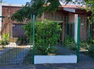 Casa de 5 ambientes, Almirante Brown · Casa