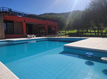 Casa · 190m² · 5 Ambientes · 2 Cocheras · Venta Dos Casas Piscina Amplio Parque Impomente Vista a Sierras