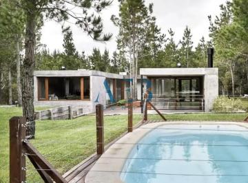 Foto1 · Venta de Moderna Casa en Barrio Senderos 4