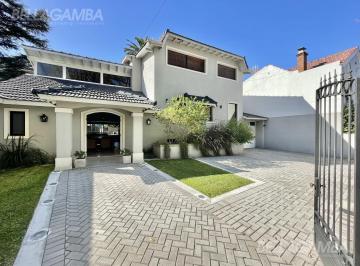 Casa · 374m² · 6 Ambientes · 4 Cocheras · Casa Venta Vicente Lopez 6 Ambientes Jardin Galeria Pileta