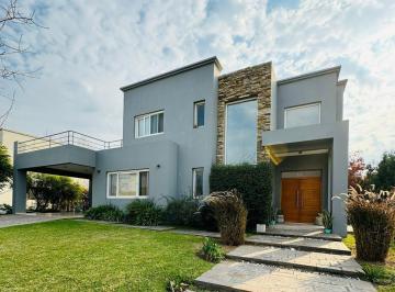 Casa · 315m² · 4 Ambientes · 1 Cochera · Venta Casa 4 Amb, con Pileta en Barrio Privado Buenos Aires Village - Bella Vista