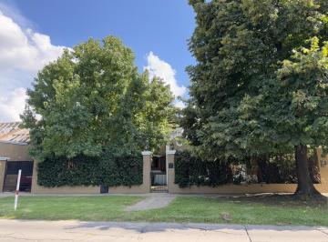 Casa · 300m² · 4 Ambientes · 2 Cocheras · Casa de Categoría con Gran Parque en Castelar Norte