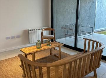 Casa · 140m² · 4 Ambientes · 2 Cocheras · Dúplex de Categoría en Lomas de Manantiales.