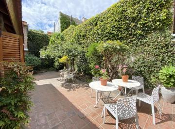 HERMOSO PATIO · Hermosa Casa de 4 Amb con Gran Patio - 4 Baños - Cochera y Dependencia
