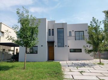 Casa · 214m² · 6 Ambientes · 3 Cocheras · Gran Casa en Santa Lucia en Venta