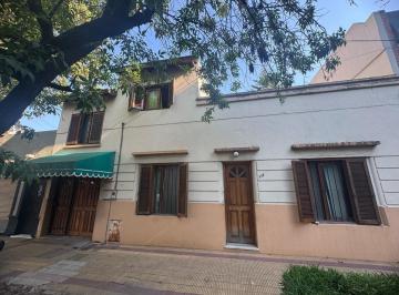 Casa · 135m² · 5 Ambientes · 1 Cochera · Casa en 2 Ptas de 4 Dorm, Garage, Terraza y Patio. - Banfield Oeste