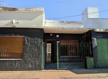 Casa · 168m² · 5 Ambientes · 1 Cochera · Casa en Venta - 4 Dorm. 2 Baños 1 Cochera - 200 m² - Tolosa