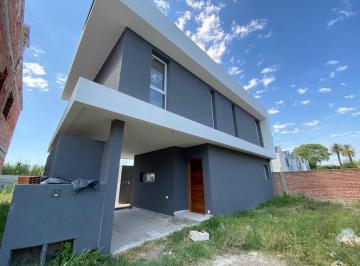 Casa · 96m² · 4 Ambientes · 1 Cochera · Casa en Venta - 3 Dorm. 2 Baños 1 Cochera - 300 m² - La Plata