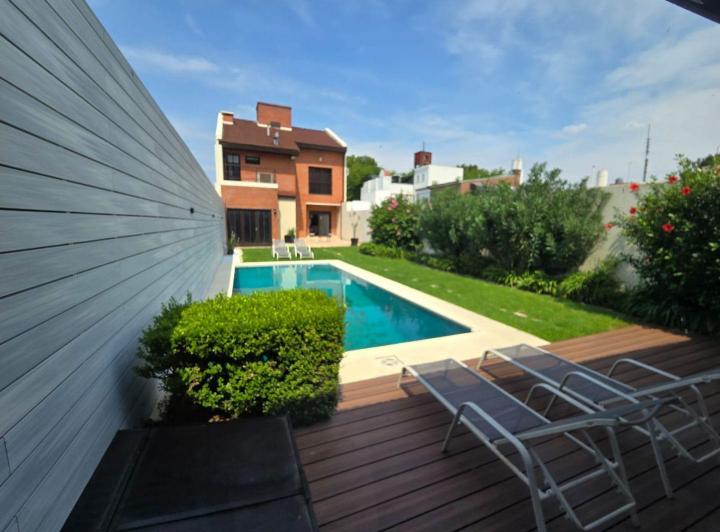Casa · 200m² · 5 Ambientes · 2 Cocheras