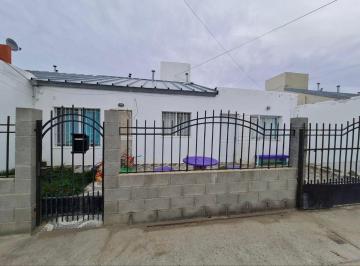 Casa · 180m² · 4 Ambientes · Casa 3 Dorm. Standart Norte Km8