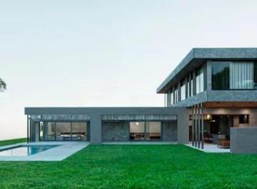 Casa · 250m² · 6 Ambientes · 4 Cocheras · Casa en Campana