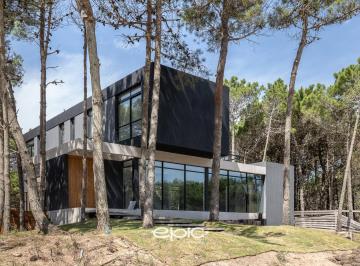 Casa · 297m² · 7 Ambientes · 2 Cocheras · Venta Casa 7 Ambientes. Villarobles