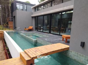 Casa · 238m² · 6 Ambientes · 1 Cochera · Casa en Venta Villa Robles