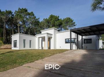 Casa · 235m² · 4 Ambientes · 1 Cochera · Venta Casa Álamos Pinamar Vista Al Golf