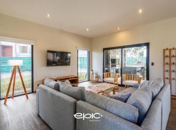Casa · 220m² · 5 Ambientes · Casa en Venta en Costa Esmeralda con Piscina y Vista Al Campo de Polo