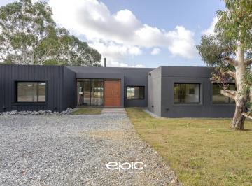 Casa · 220m² · 5 Ambientes · Casa en Venta en Costa Esmeralda con Piscina y Vista Al Campo de Polo