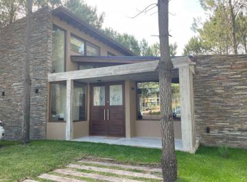 Casa · 210m² · 4 Ambientes · Casa en Alquiler Barrio Pioneros
