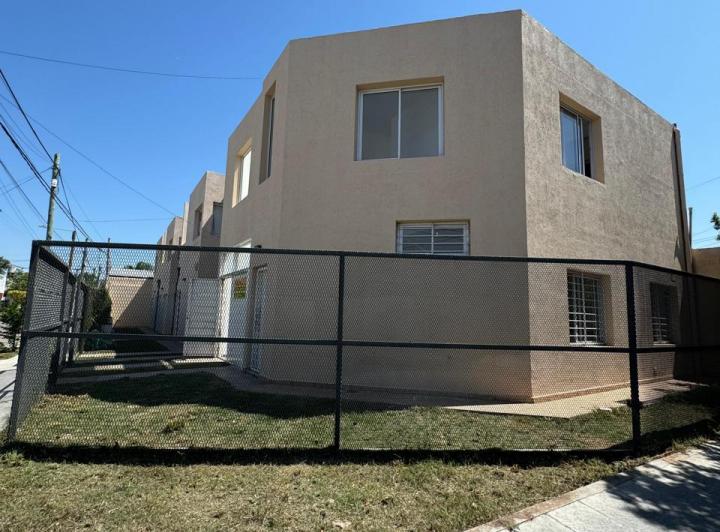 Casa · 80m² · 2 Ambientes · 1 Cochera