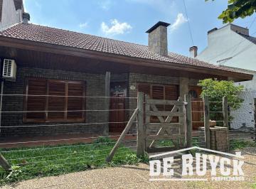 Casa · 186m² · 4 Ambientes · 1 Cochera · Chalet en Pleno Barrio Los Cedros