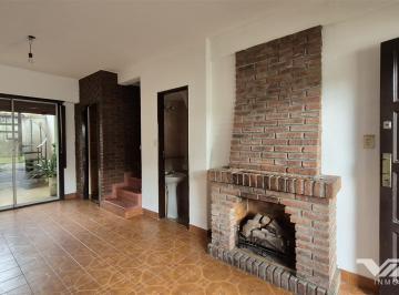 Casa · 69m² · 3 Ambientes · 1 Cochera · Casa 3 Amb Tipo Duplex en Venta, C/ Patio y Terraza. B. Parque - V. Martelli