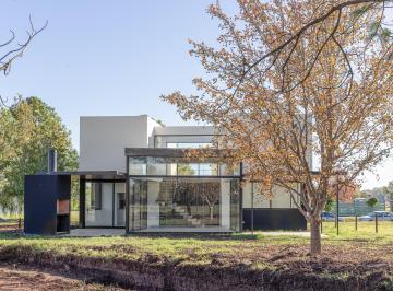 Casa de 8 ambientes, Campana · Moderna Casa en Barrio Cerrado "El Campo"