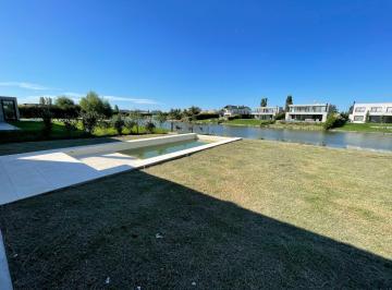 Casa · 245m² · 4 Ambientes · 2 Cocheras · Casa en San Matias Al Agua